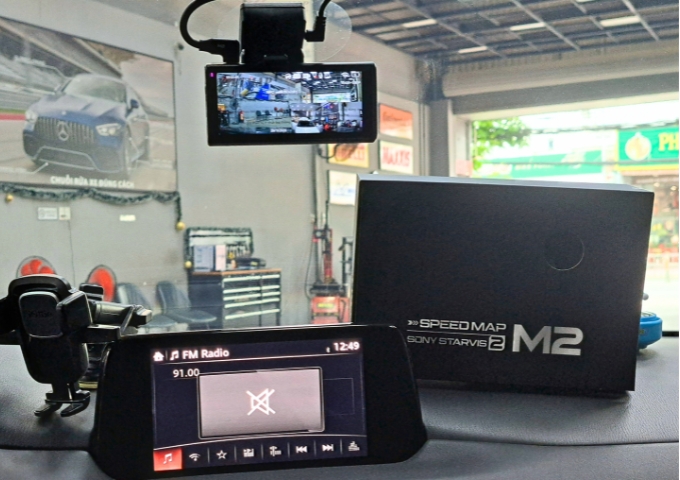 Hoàn thành lắp đặt camera Vietmap M2 trên kính lái hiển thị tốc độ giới hạn