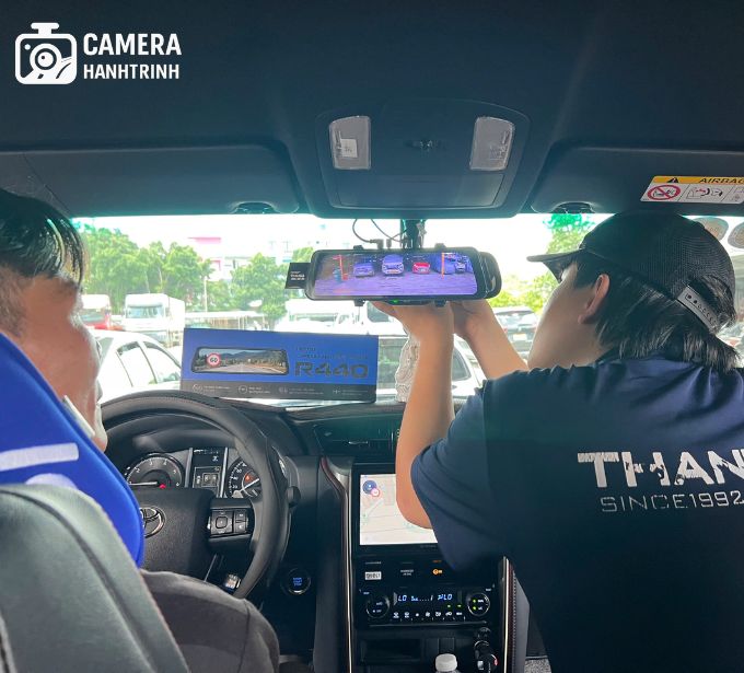 thợ thanh an lắp đặt camera hành trình vietmap R440